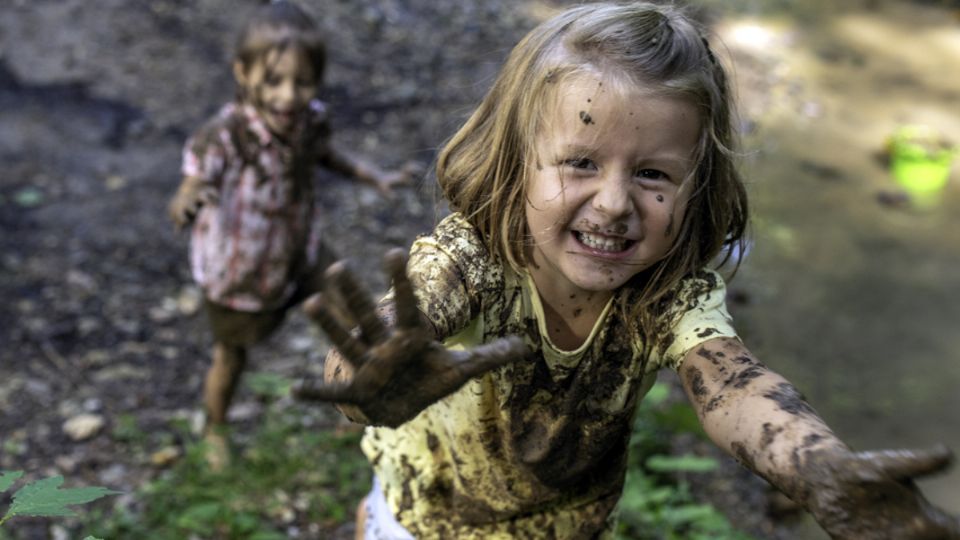 Niñas jugando con barro. Fuente. Pinterest