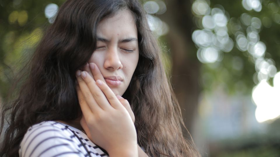 La manzanilla y los buches con sal calman el dolor. Fuente. Pexels