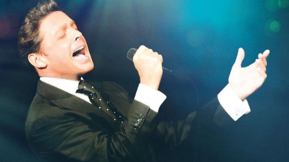 La gira de Luis Miguel es un éxito, pero siguen los rumores de que en realidad es un doble.