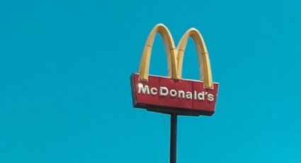 Conoce la historia del único McDonalds en el mundo que tiene un logo color azul