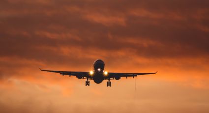 Una mujer abrió la puerta del avión en pleno vuelo por pedido de Jesús