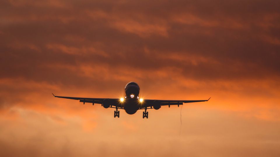 Una mujer abrió la puerta del avión en pleno vuelo por pedido de Jesús