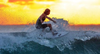 Una joven practicó surf con tacones y se volvió viral