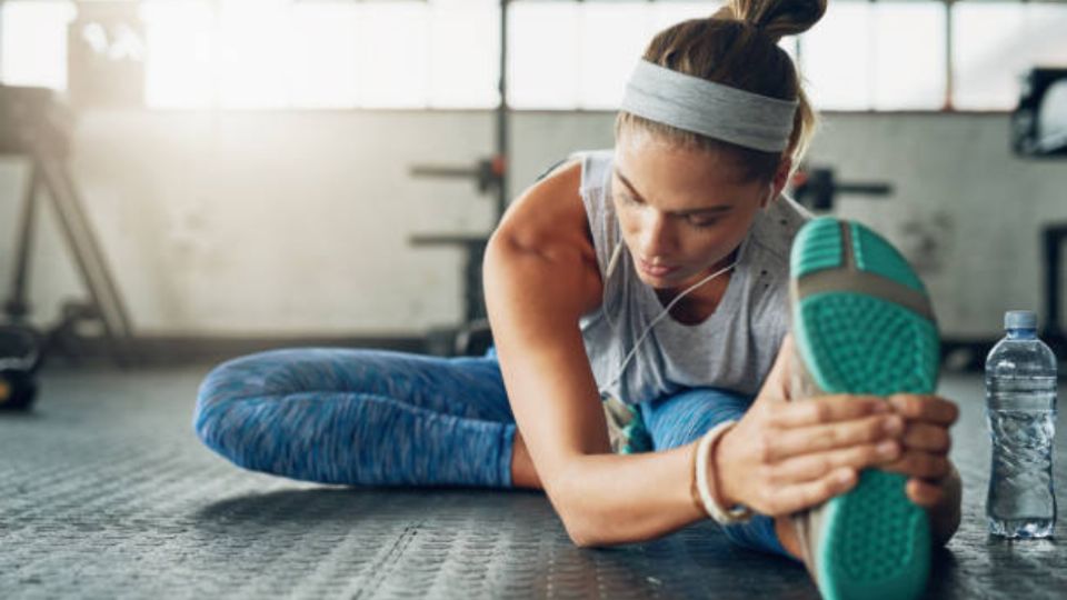 Estos son los beneficios de estirar los músculos antes y después de entrenar