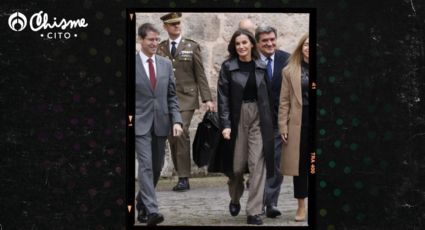 La reina Letizia se mostró súper a la moda con un conjunto de gabardina y pantalones anchos