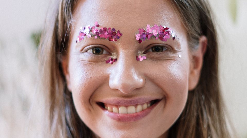 El glitter está cada vez más presente en las tendencias de maquillaje.