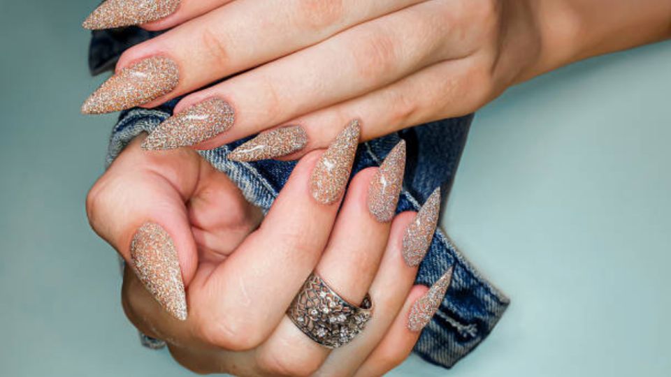 Velvet nails, la mejor manicura para salir de fiesta