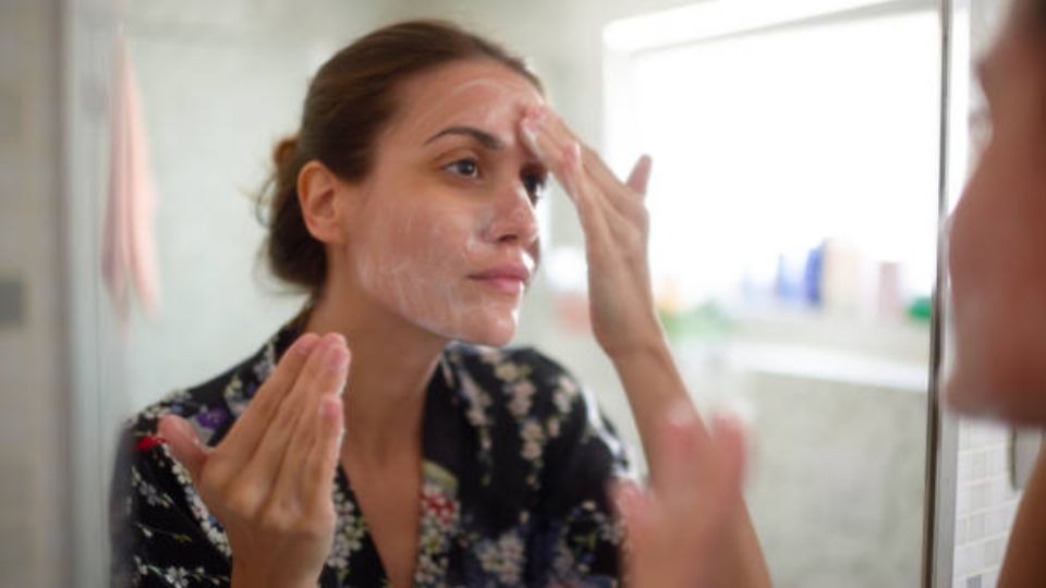 Solo con lo que tienes en casa: así podrás remover tu maquillaje después de salir de fiesta