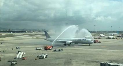 La curiosa razón por la que se avientan chorros de agua cuando aterriza un avión