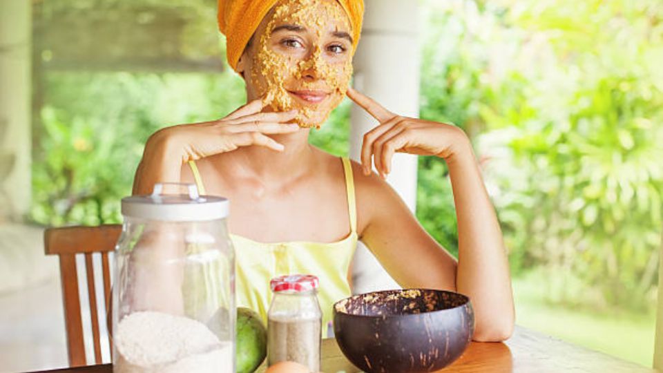 Despídete de las arrugas con esta mascarilla de huevo, menta y miel