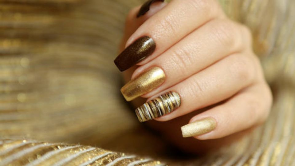 Esta es la manicura golden perfecta para las mujeres con elegancia y glamour