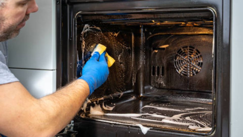 La limpieza del cochambre del horno se debe hacer con limón.