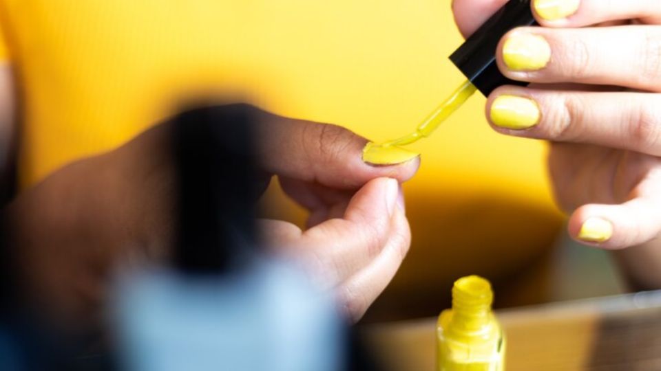 Esta manicura es tendencia por hacer que las uñas parezcan más largas de lo que en realidad son.