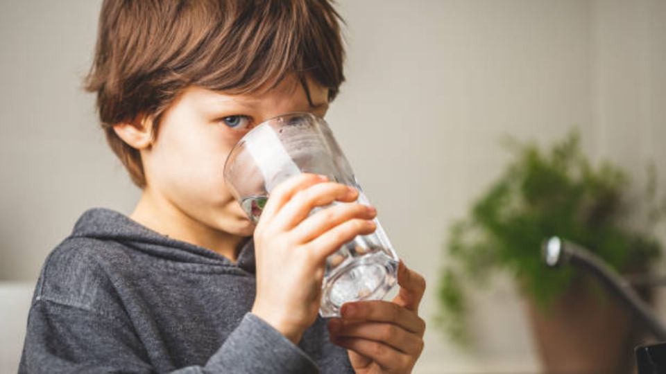 Esto es lo que te pasará si tomas agua del grifo