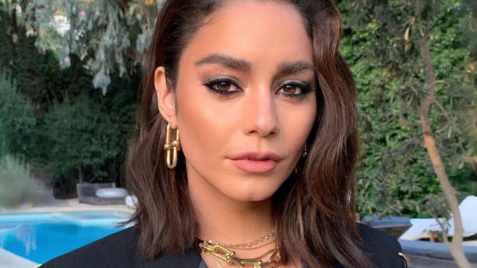 Vanessa Hudgens, la actriz de High School Musical, usando un corte bob de  transición.