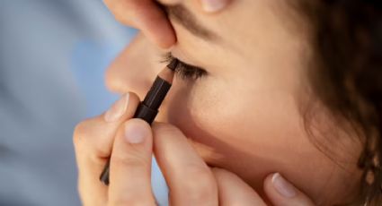 Dile adiós al eyeliner negro: conoce los 2 colores que te harán ver más joven