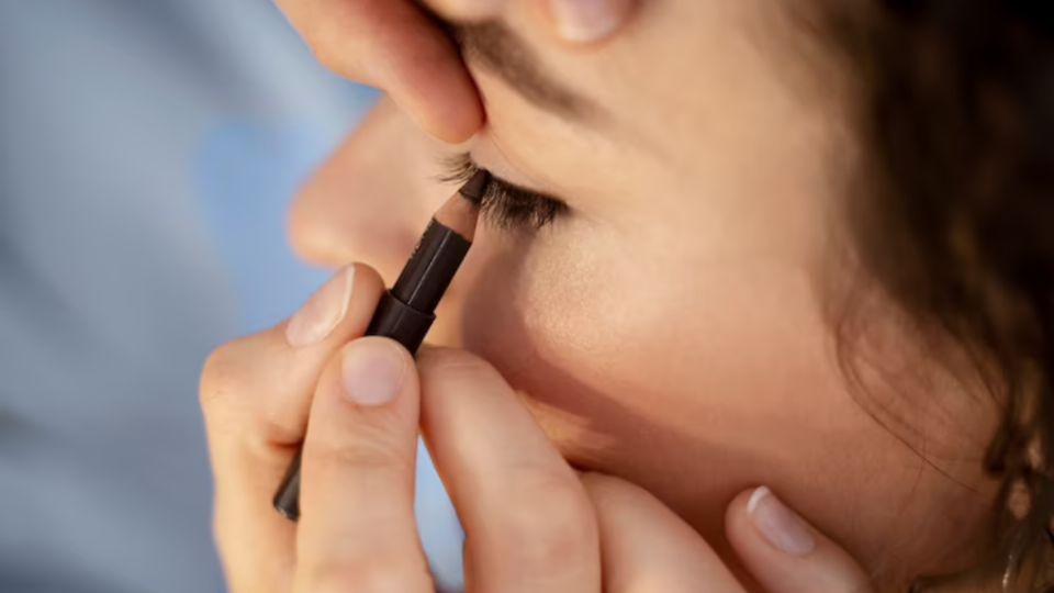 El eyeliner negro te hará ver más longeva