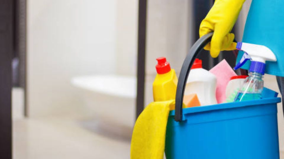 Dile adiós a las manchas del piso de tu baño utilizando solo 3 ingredientes