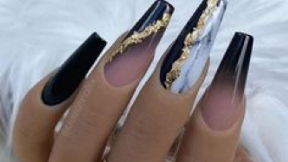 Si eres aficionada de la manicura y te gusta innovar con técnicas nuevas, te recomendamos la técnica Luxury nails.