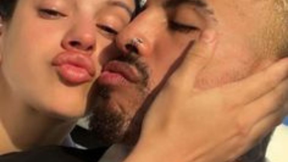 La pareja de artistas no se han pronunciado desde que hicieron la publicación del video de “Beso”.