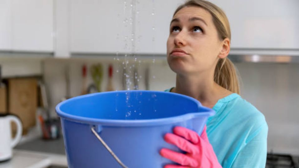 El agua de lluvia puede ser un dolor de cabeza  ya que si tienes goteras y grietas en techos o paredes.