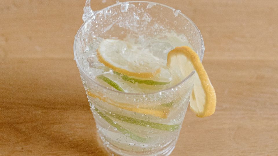 Agua, limón y bicarbonato de sodio