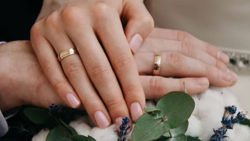 Los anillos son alianzas de matrimonio y símbolo de la vida.