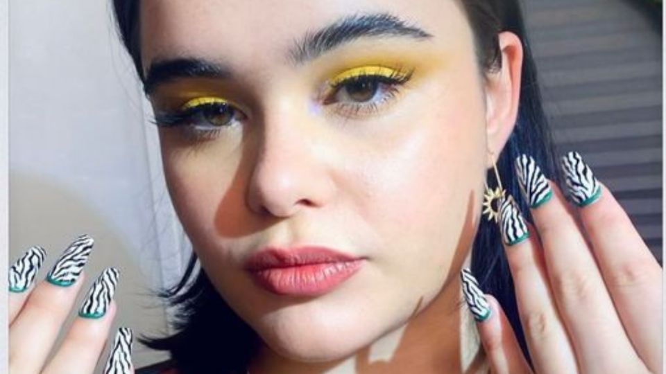 Barbie Ferreira luciendo la manicure cebra