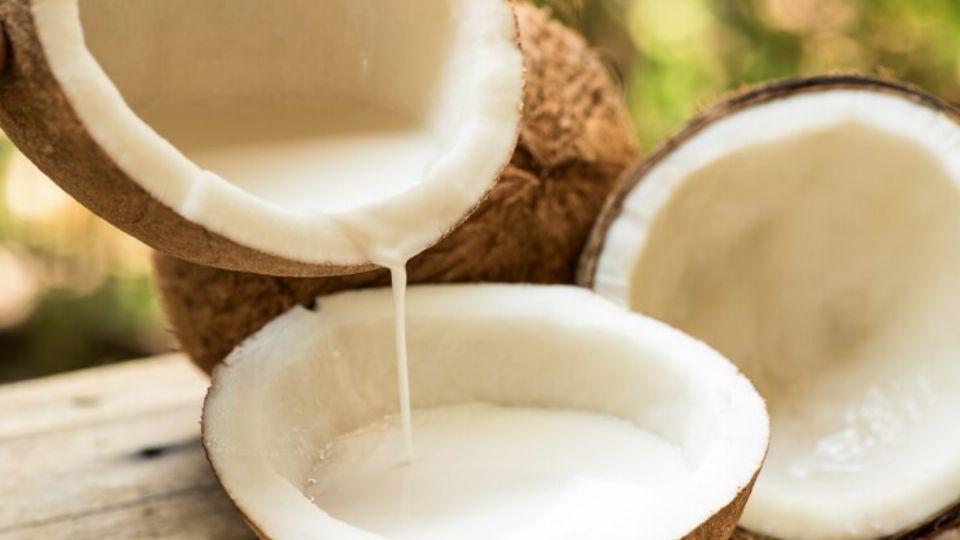 Con leche de coco podrás despedirte de tus canas