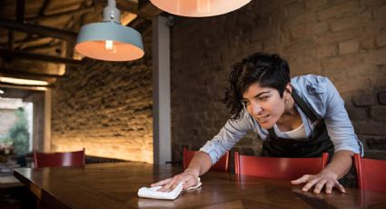 Sólo con 2 ingredientes de cocina, quita las manchas de tu mesa de madera y déjala como nueva