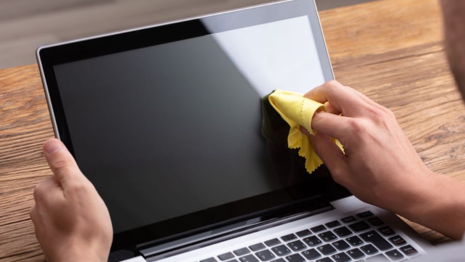 Hay que ser cuidadosos a la hora de limpiar la pantalla de una laptop.