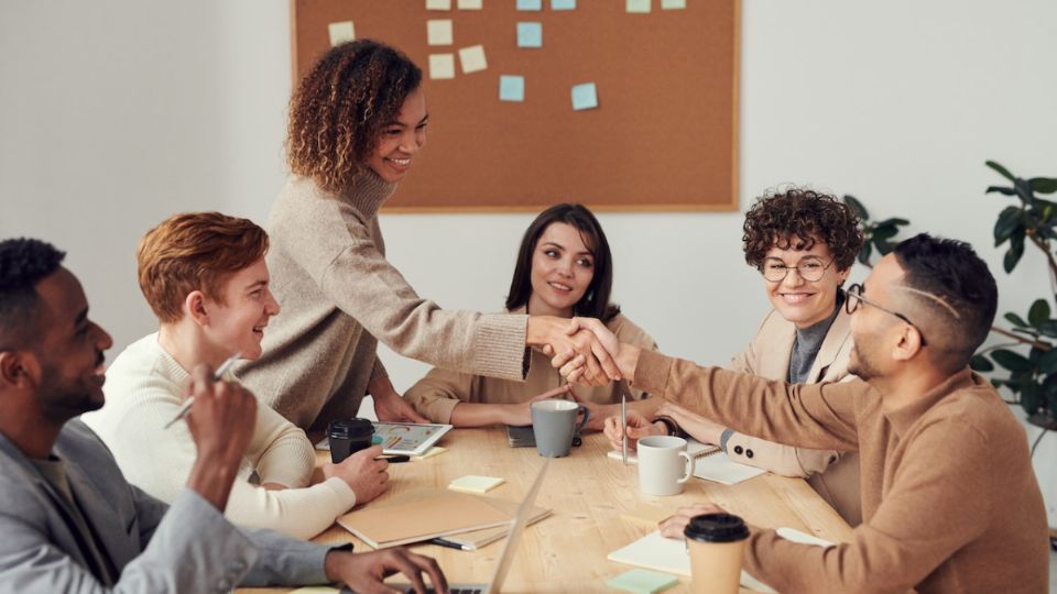 Distintas áreas de recursos humanos explotan la grafología para saber quién sabe trabajar en equipo.