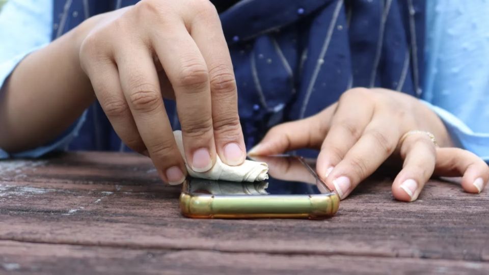 Llevar el teléfono al baño puede ser un riesgo para la salud.