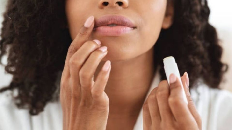 El acto de exfoliar labios es indispensable para remover la piel muerta.