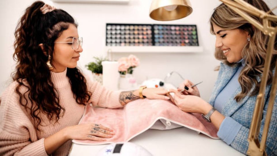 Unas de las técnicas más populares en los últimos años es la manicura cromada, ya que otorga un aspecto elegante y moderno.