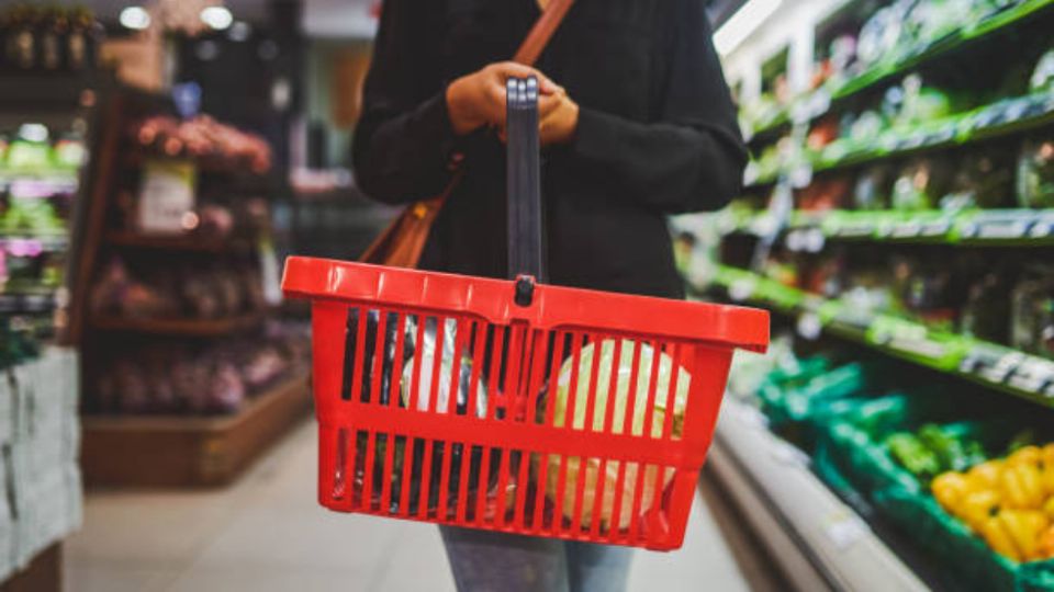 Ir al supermercado supone ser una tarea no riesgosa pero una joven casi pierde sus dedos por un accidente.