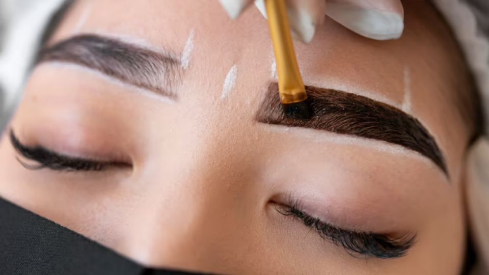 Las cejas con canas dejarán de lucir en tu rostro