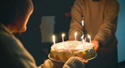 Celebró su cumpleaños en un restaurante, llevó un pastel y le cobraron por cortarlo