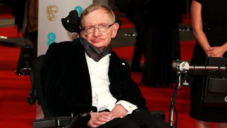 Stephen Hawking aseguró que era necesario seguir investigando la inteligencia artificial