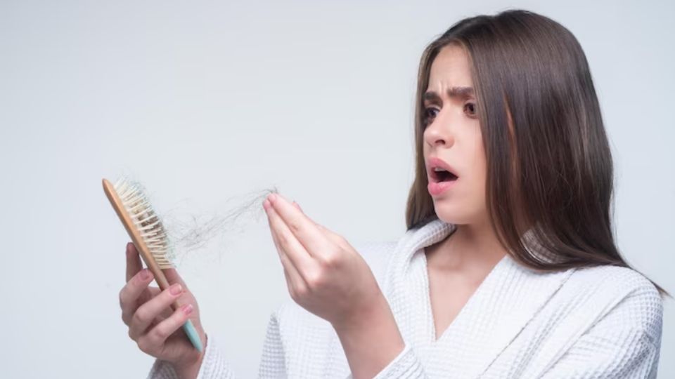 El cabello dañado se percibe fácilmente al peinarlo y encontrarnos con hebras en la mano.