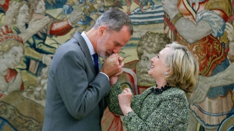 El cariñoso saludo del Rey Felipe VI a Hillary Clinton.