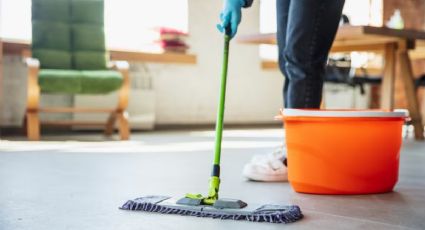 Despídete de la grasa adherida al piso de la cocina: así podrás quitarla al instante