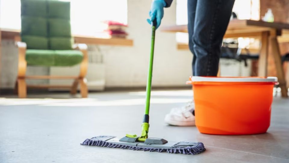 Dile adiós a las manchas de grasa del piso de la cocina