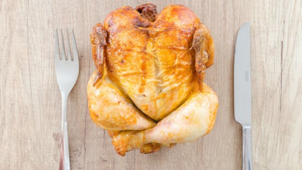 El pollo es uno de los alimentos más peligrosos porque puede parecer cocido, mas estar crudo.