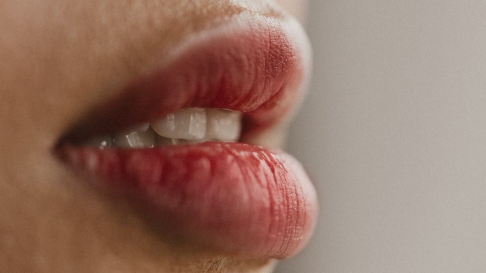 Recupera tus labios, solo con una mascarilla de café y aceite de oliva.