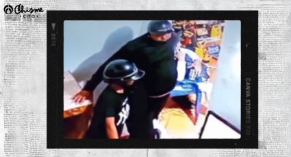 Padres enseñan a su hijo a robar en una tienda