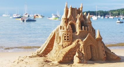 Cómo construir un envidiable castillo de arena en la playa, según expertos