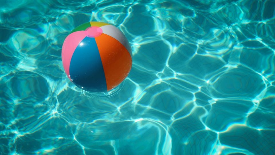 Aunque puedan ser refrescantes, las piscinas públicas también pueden encerrar peligros.