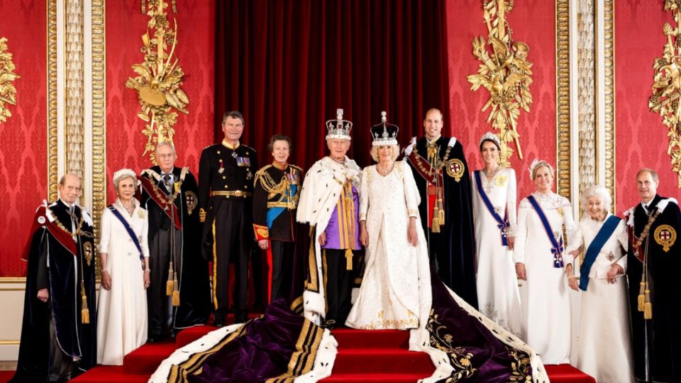 Rey Carlos en el momento de su coronación junto a la familia real