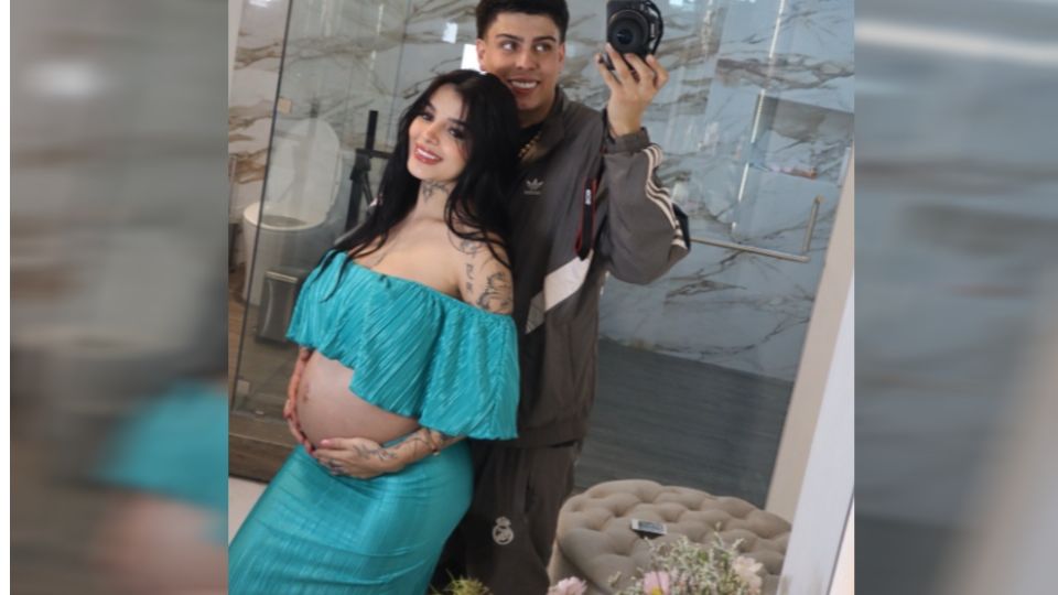 Karely Ruiz y su pareja, padre de su hija, posan frente al espejo.